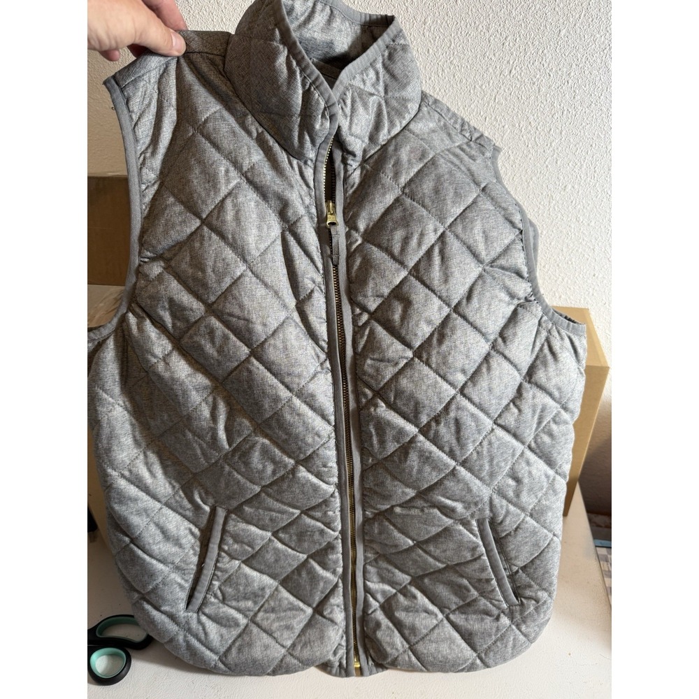 Old Navy Large women's size L gray quilted‎ vest, 2 pockets full zipper